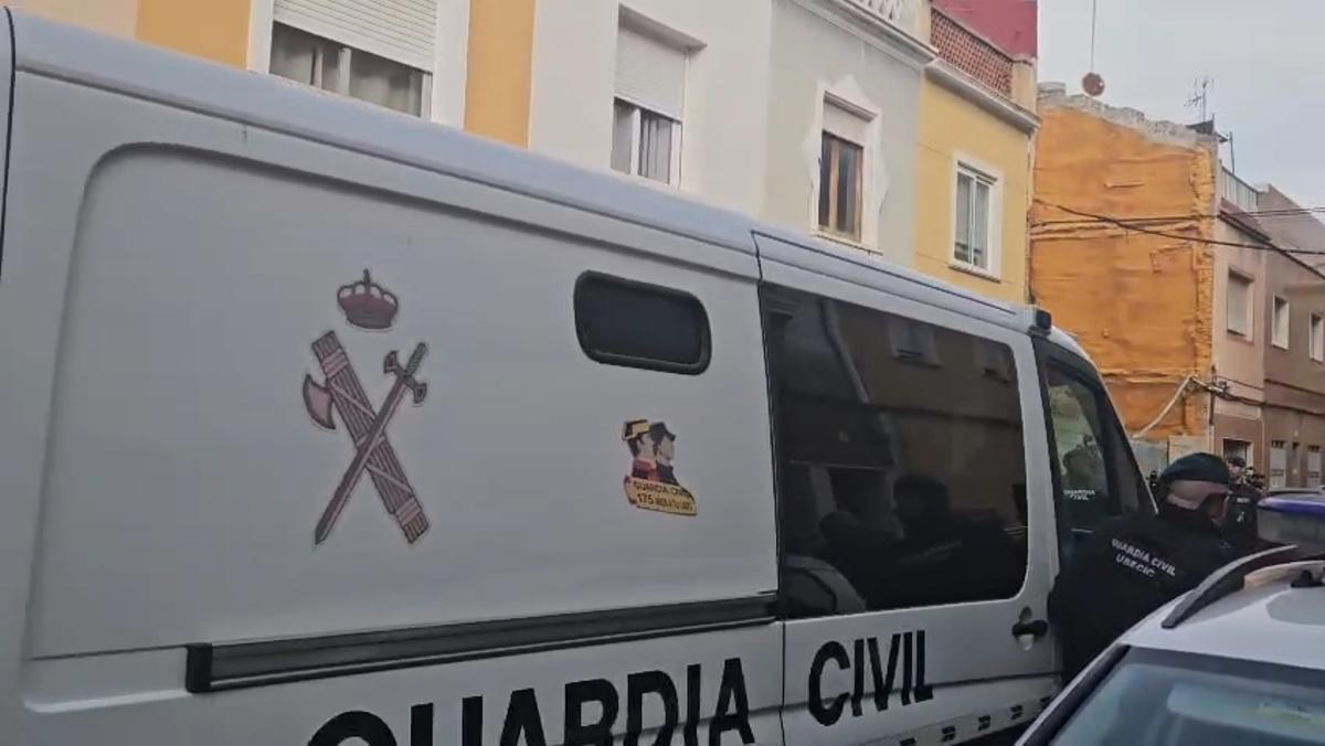 Gritos y mucha tensión al pasar el vehículo con el detenido por delante de la casa del niño asesinado en Sueca
