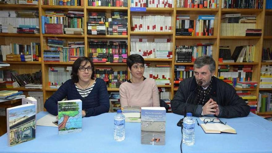 Presentación de &quot;As cosas que non queremos oír&quot;, que tuvo lugar en la librería Paz. // Gustavo Santos