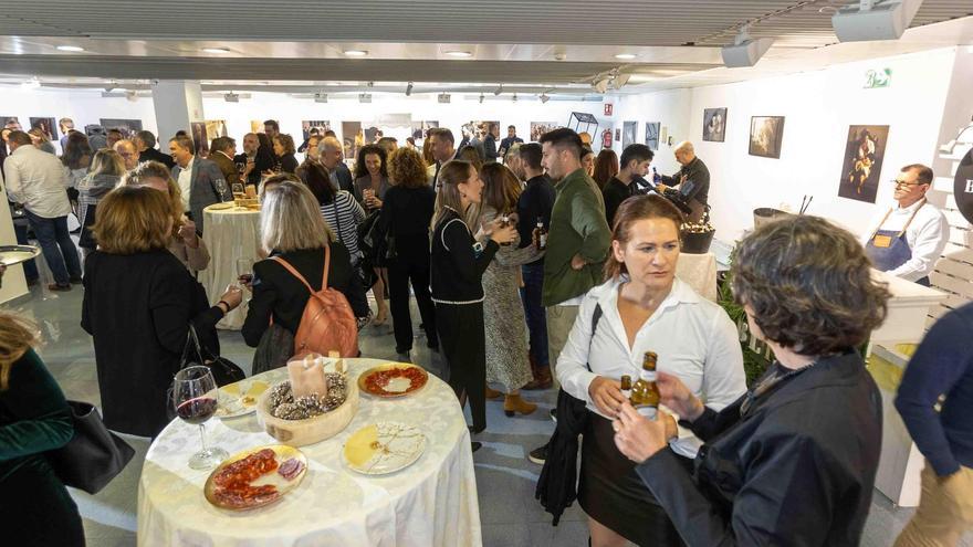 La sala de exposiciones de INFORMACIÓN se vistió para la ocasión, con ambientación navideña incluida.