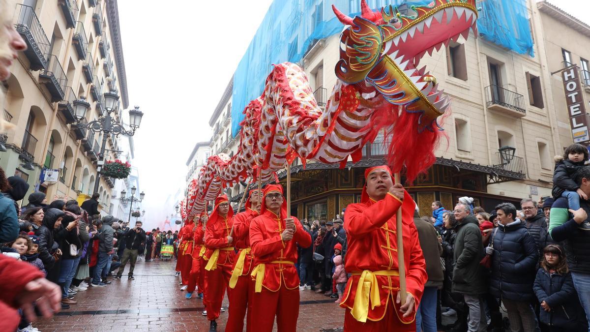 Desfile del Año Nuevo Chino 2024, simbolizado por el dragón, en Zaragoza.