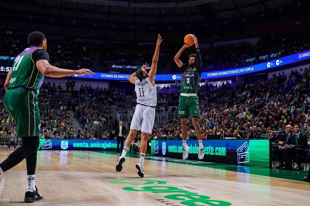 Unicaja lo intentaba, pero el Joventut no cedía en la lucha por la primera plaza del grupo