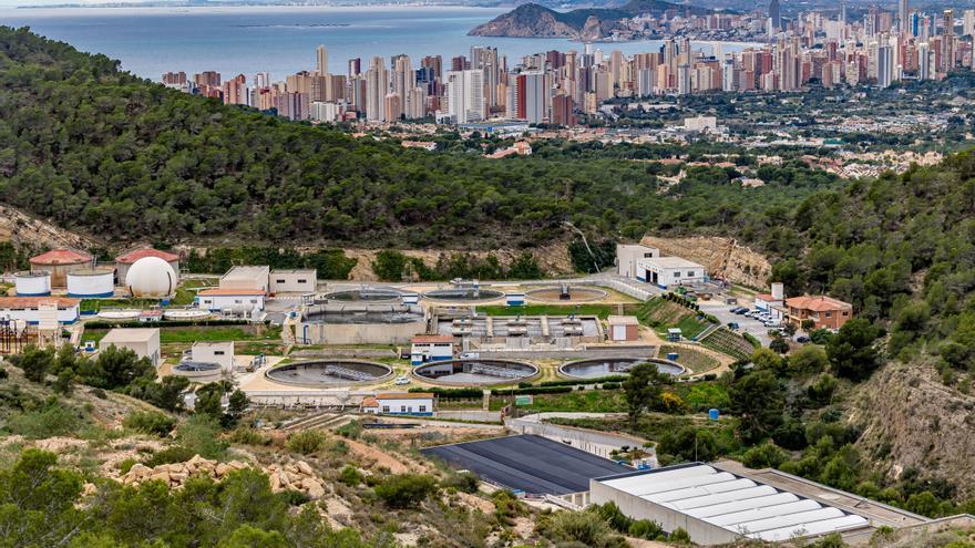 Parte de la estación depuradora de aguas residuales de Benidorm, con el skyline de la ciudad al fondo.