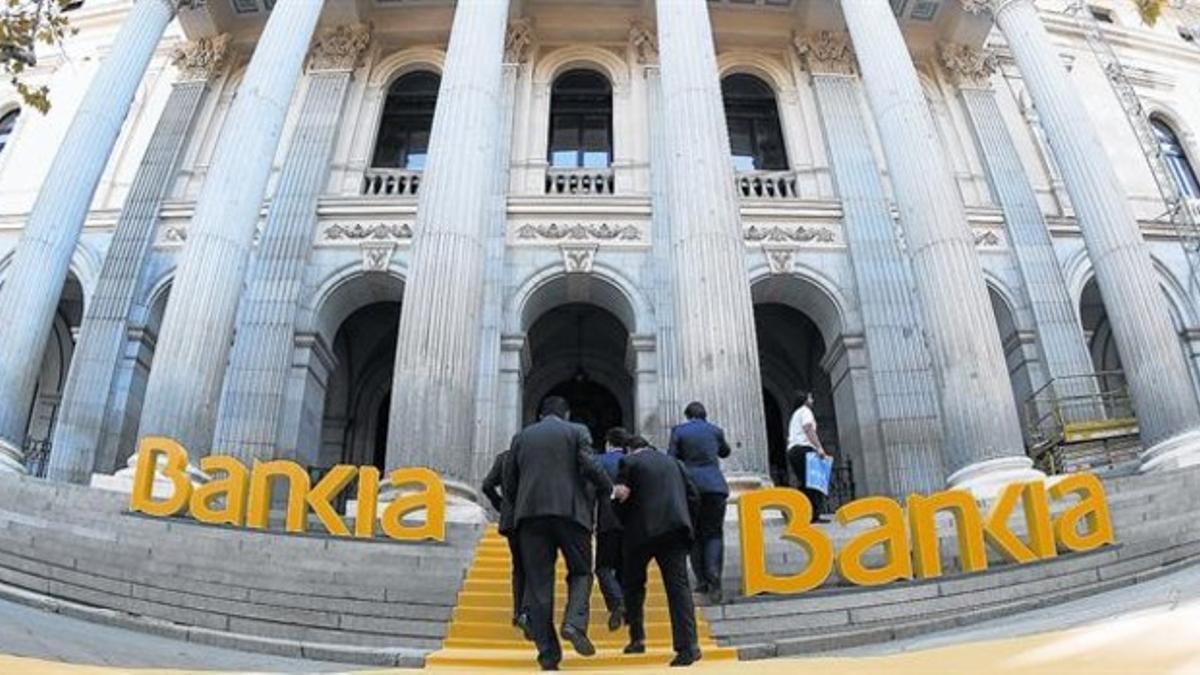 La cúpula de Bankia entra en el edificio de la Bolsa de Madrid, el días de la salida al 'parquet', el 20 de julio del 2011.