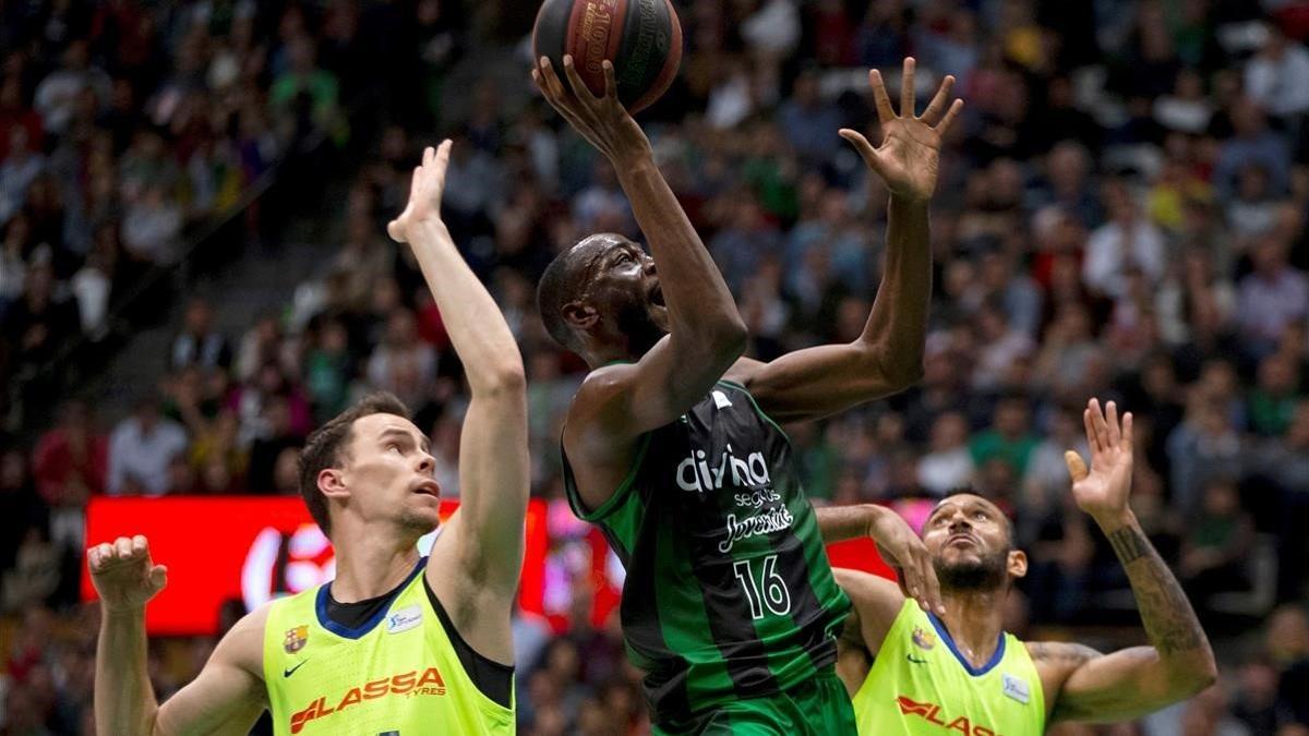 Boungou-Colo lanza a canasta entre Kuric y Hanga.