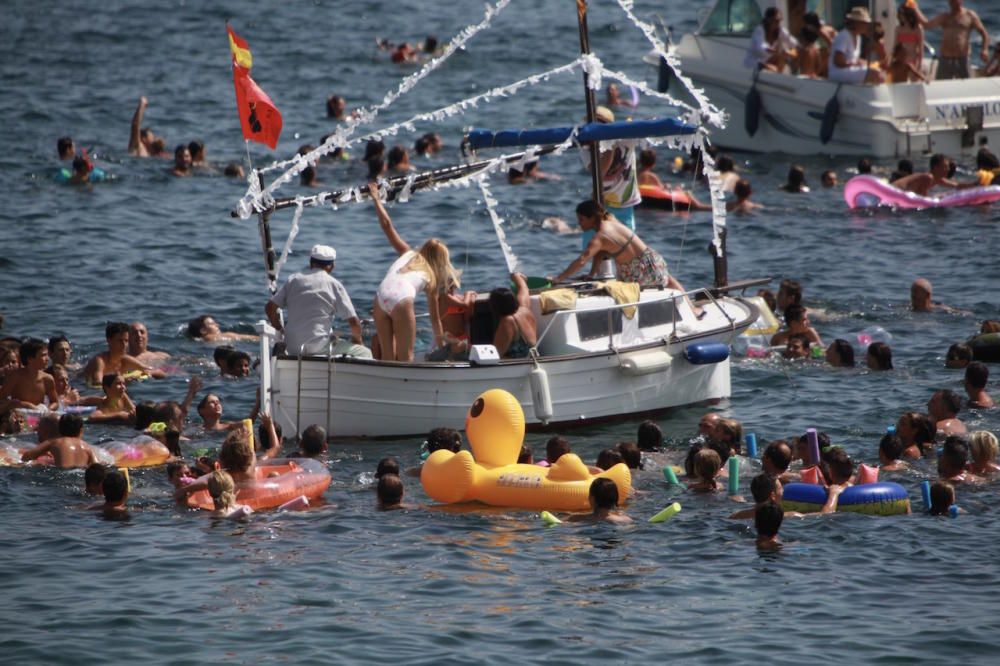 In dem Küstenort an der Nordostküste von Mallorca wurden am Dienstag (15.8.) wieder von Booten Enten geworfen. Statt Exemplaren aus Fleisch und Blut kommen seit einigen Jahren Plastikenten zum Einsatz. Wer sie schnappt, kann Preise gewinnen.