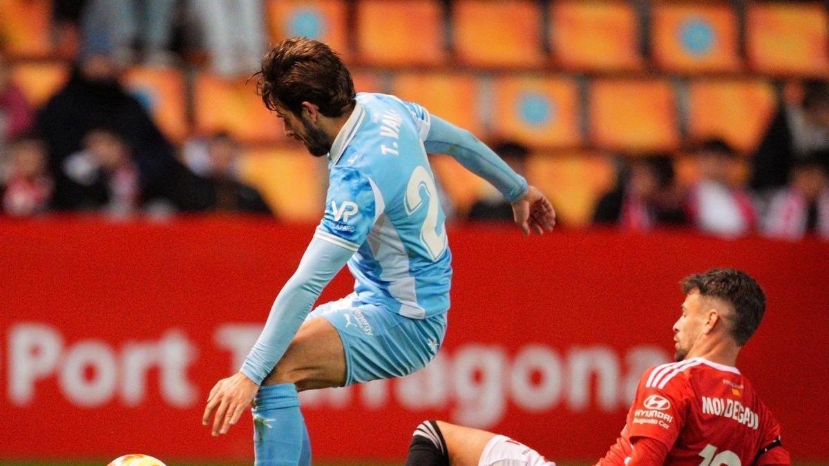 Imagen de Theo Valls en su primer partido como titular con la UD Ibiza