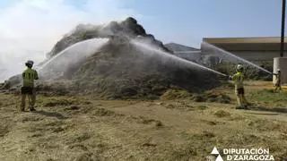 Arden 1.000 toneladas de alfalfa en la cooperativa Virgen de la Oliva de Zaragoza