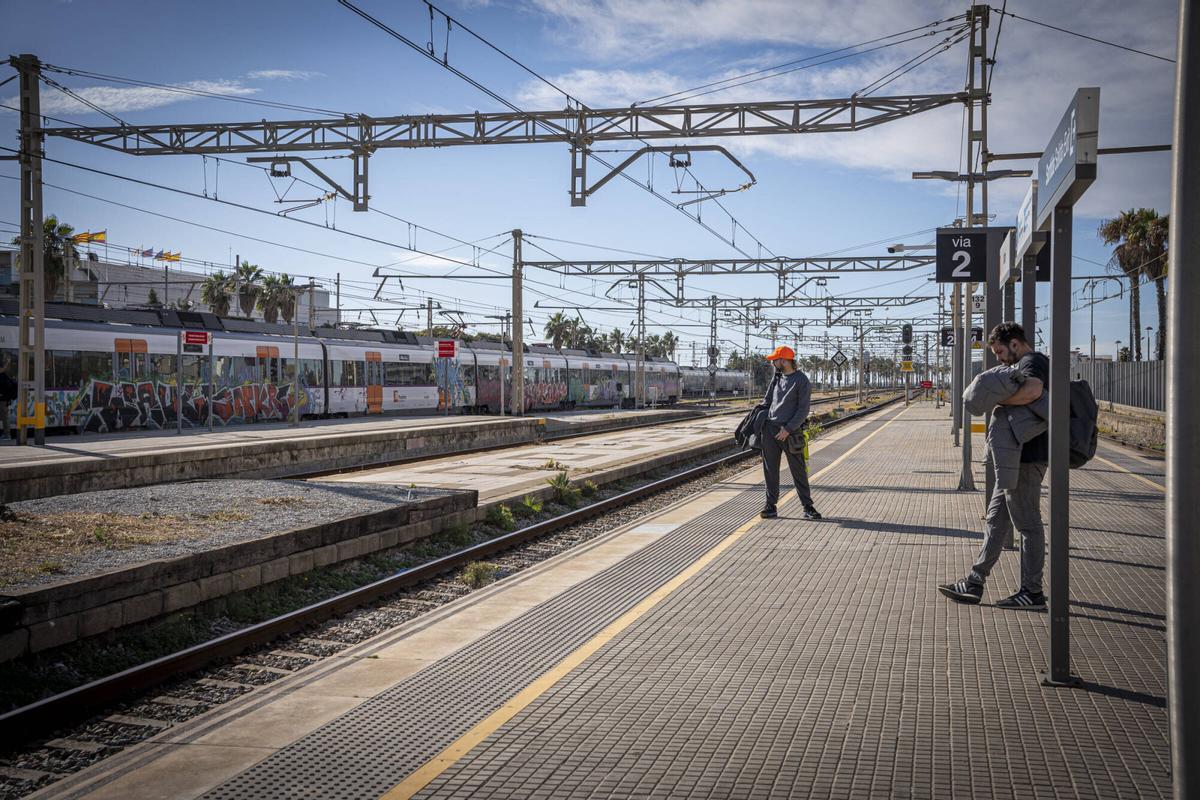 Barcelona. 25 de noviembre del 2025. R1 Mareseme, Mataró, fotografías de trenes, estación, pasajeros, vías. Fotos de Sandra Roman.. rodalies cercanias. Maresme