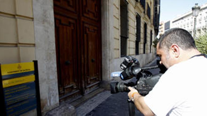 La Guardia Civil acudió ayer al Palacio de Cervelló en busca de documentación.