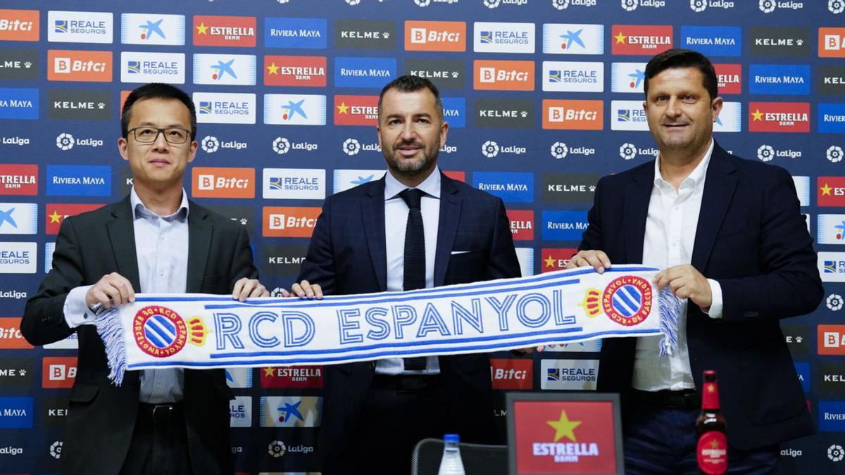 Diego Martínez, al mig, el dia que va ser presentat com a entrenador de l’Espanyol. | DSASDADSA