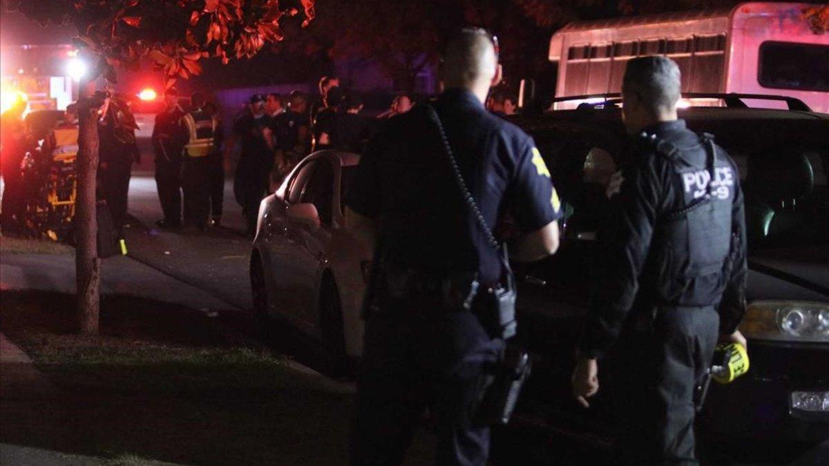 Policía y servicios de emergencia en el lugar donde se ha producido el tiroteo de Fresno, California
