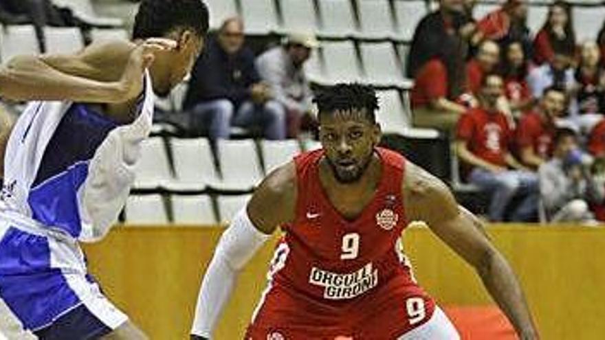 Antonio Hester, defensat per Da Silva en el Girona-Prat de dissabte a Fontajau.