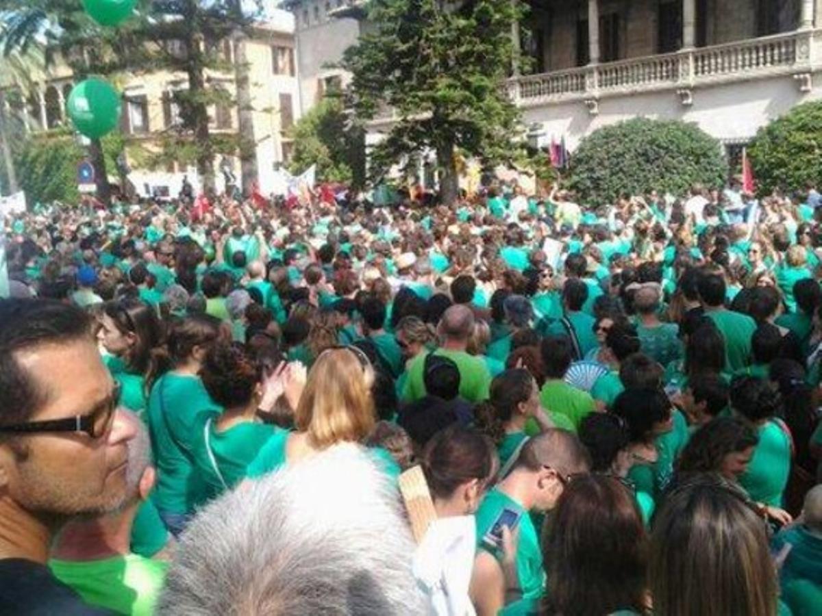 Manifestants protesten contra la imposició del trilingüisme, davant el Consolat de Mar, a Palma.