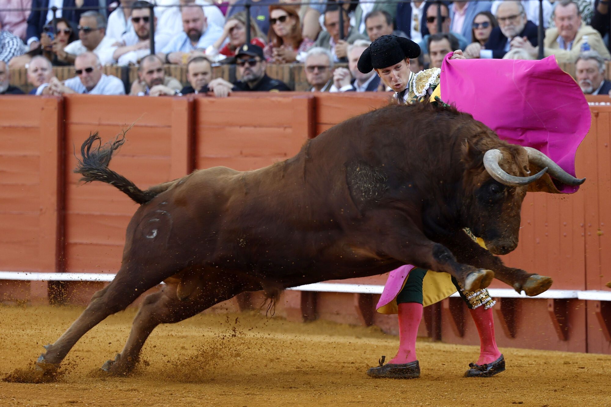 SEVILLA , 27/04/2025.- El diestro Juan Pedro García "Calerito" da un pase a uno de sus astados durante la corrida de la Feria de Abril celebrada este domingo en la plaza de toros de la Maestranza, en Sevilla. EFE/ Julio Muñoz