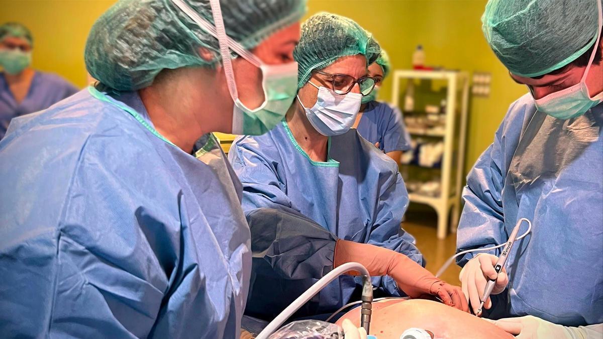 Médicos en quirófano realizando diferentes intervenciones