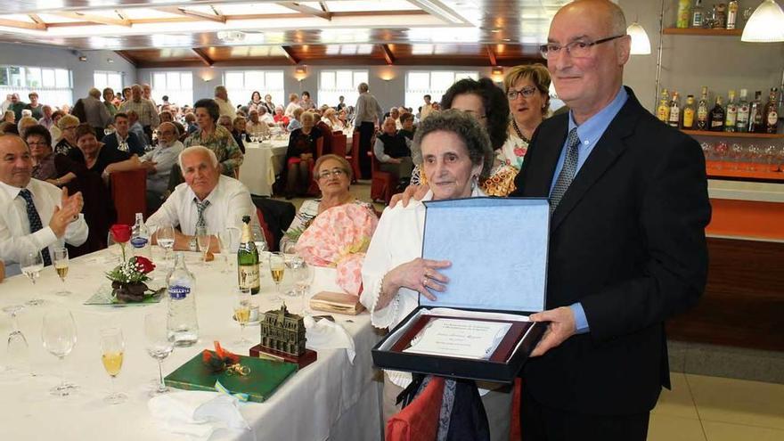 Los mayores de Lugones agasajan a Irene Álvarez