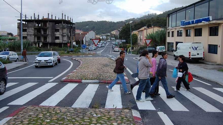 Paso de peatones junto a la rotonda de acceso a la AP-9 en Chapela, donde se instalaría el semáforo.  // Faro