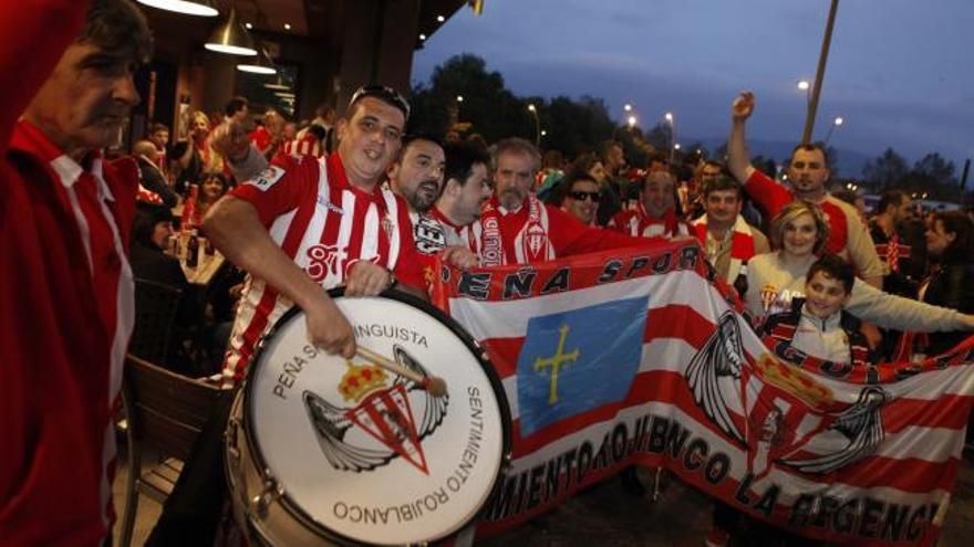 Aficionados rojiblancos celebran la permanencia por las calles