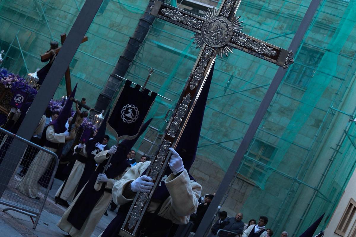 La procesión de Jesús del Via Crucis brilla modificando su recorrido habitual