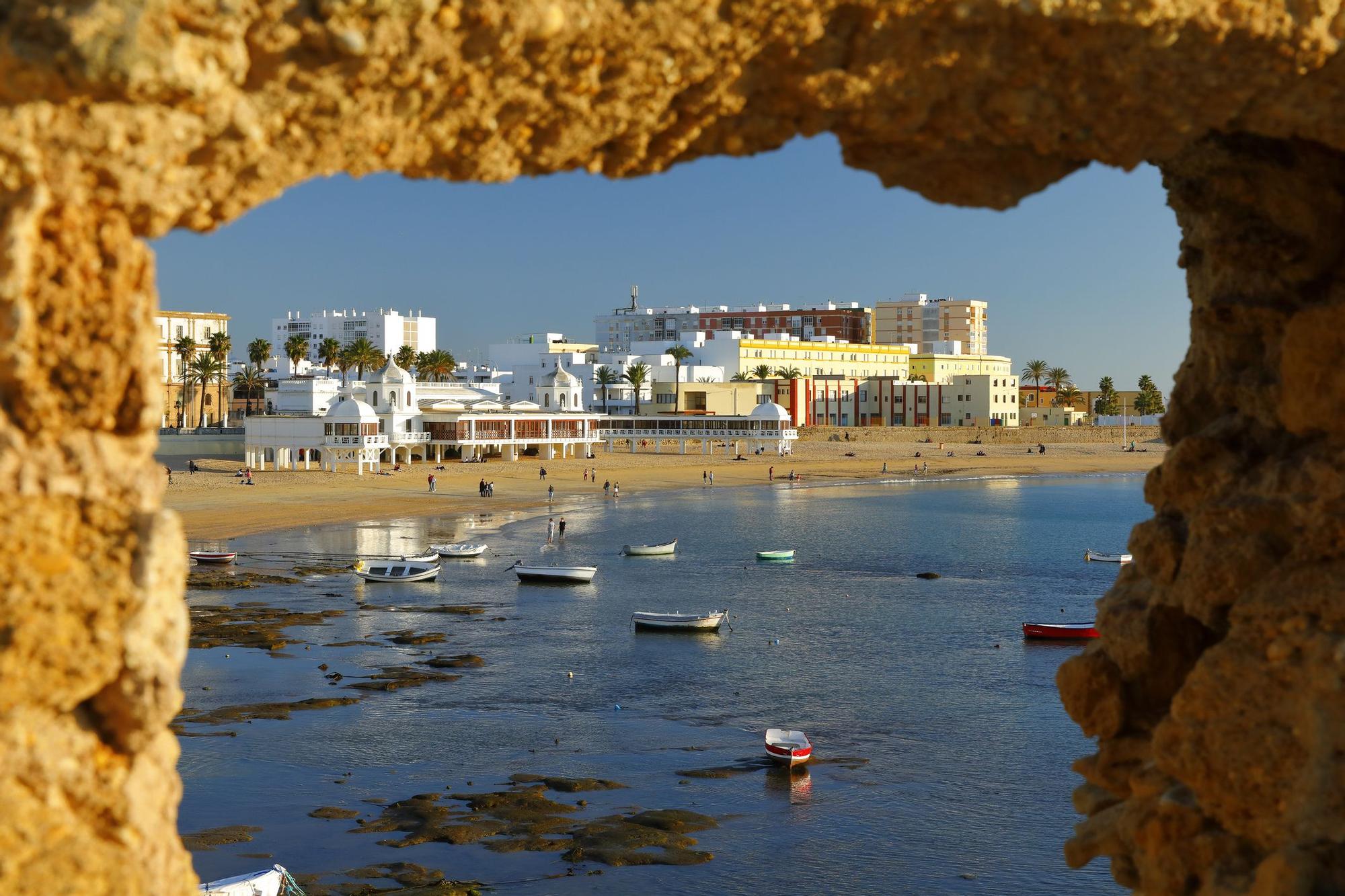 Vistas del Paseo Marítimo de Cádiz bañado por el océano Atlántico