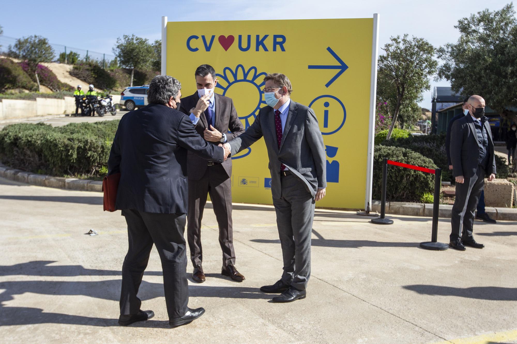 Visita del presidente del Gobierno, Pedro Sánchez, al centro de refugiados de Ciudad de la Luz