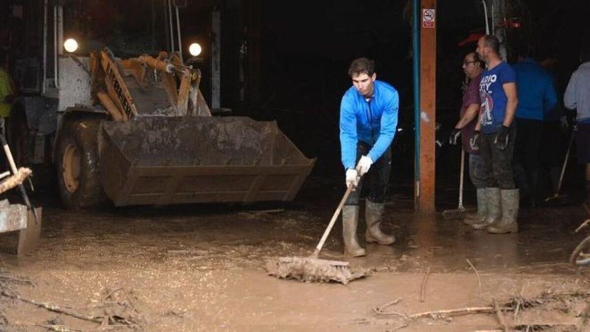 Rafa Nadal colabora para achicar barro tras las inundaciones de Sant Llorenç