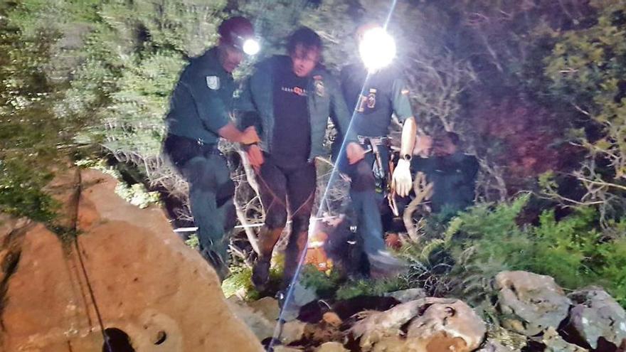 El espeleólogo Francesc Gràcia sale de la Cova de sa Piqueta, el pasado lunes tras dos días atrapado en una cueva subacuática.