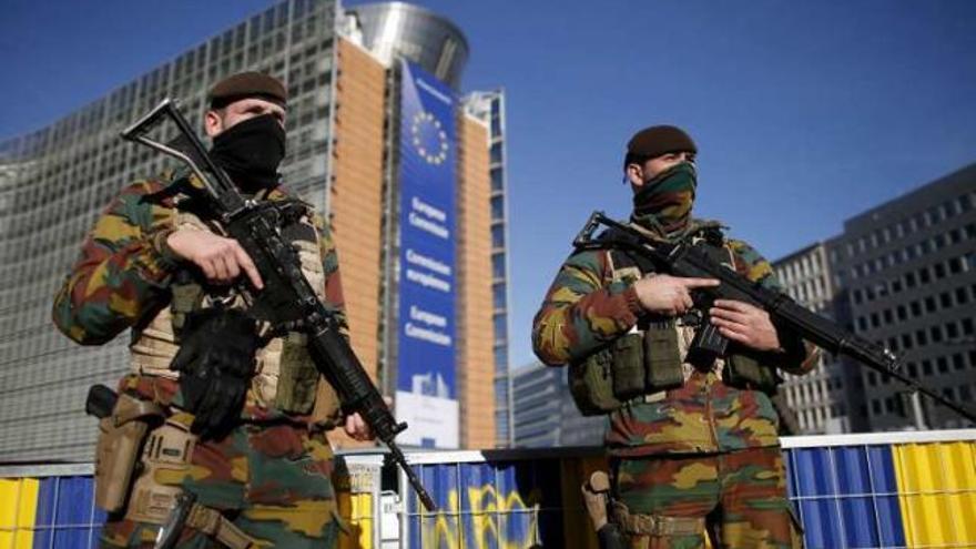 Policías belgas, ante la sede central de la Comisión Europea. // Reuters