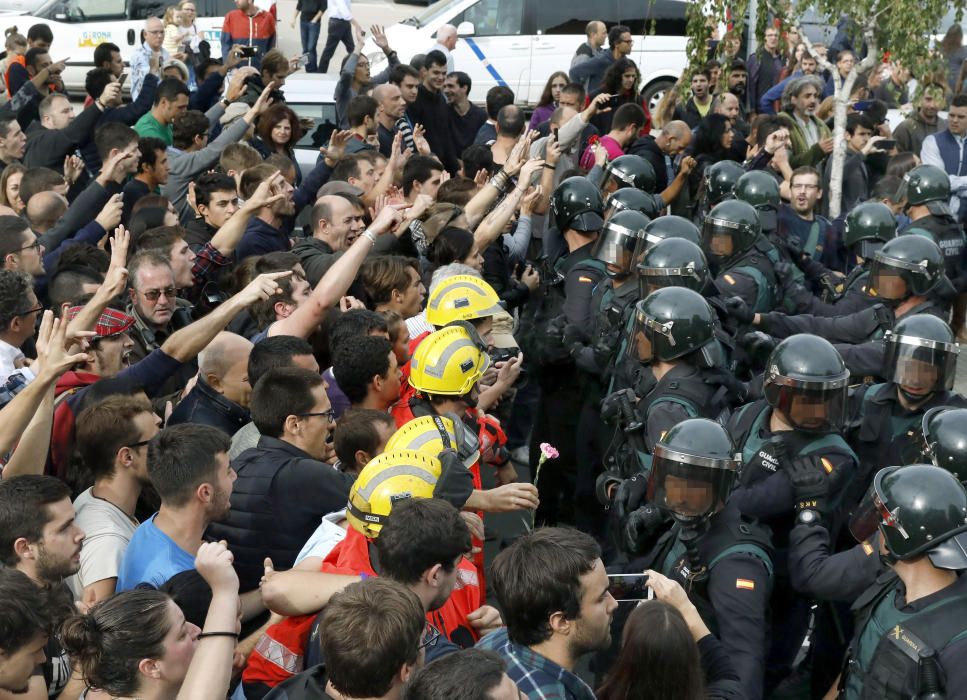 La Guàrdia Civil desallotja per la força el pavelló de Sant Julià de Ramis