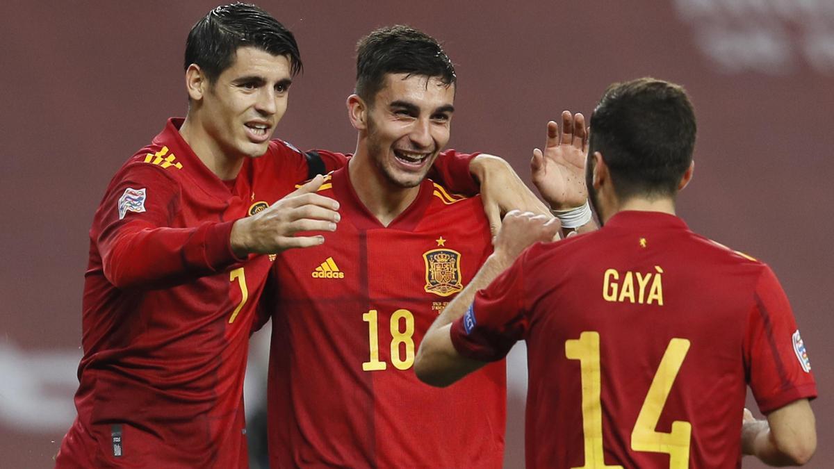 Morata y Gayà felicitan a Ferran Torres por uno de sus tres goles a Alemania.