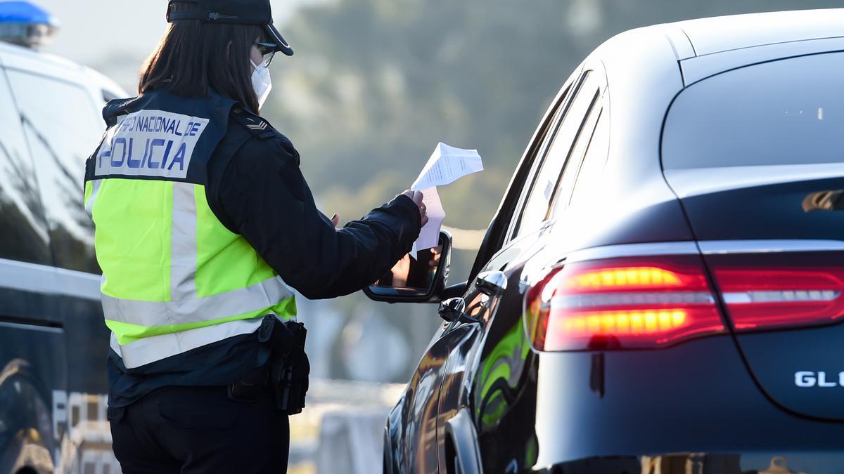 Una agente de la Policía Nacional en un control de tráfico.