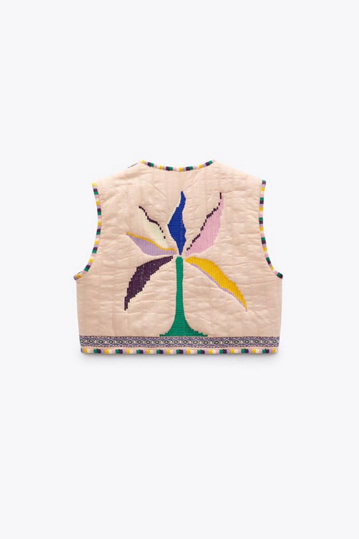 Chaleco corto de Zara con bordados (precio: 39,95 euros)