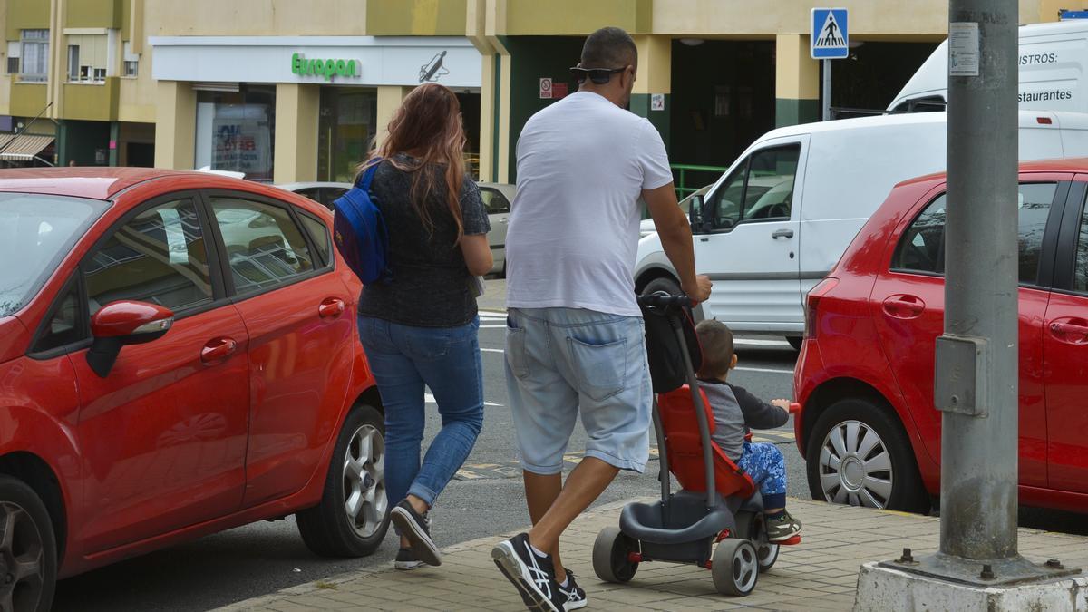 Una familia saliendo de una escuela infantil canaria