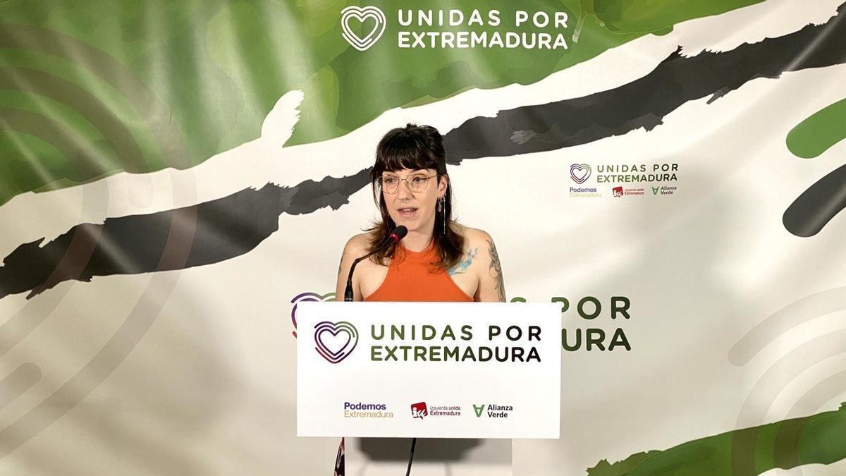La coportavoz de Unidas por Extremadura, Nerea Fernández, en rueda de prensa.
