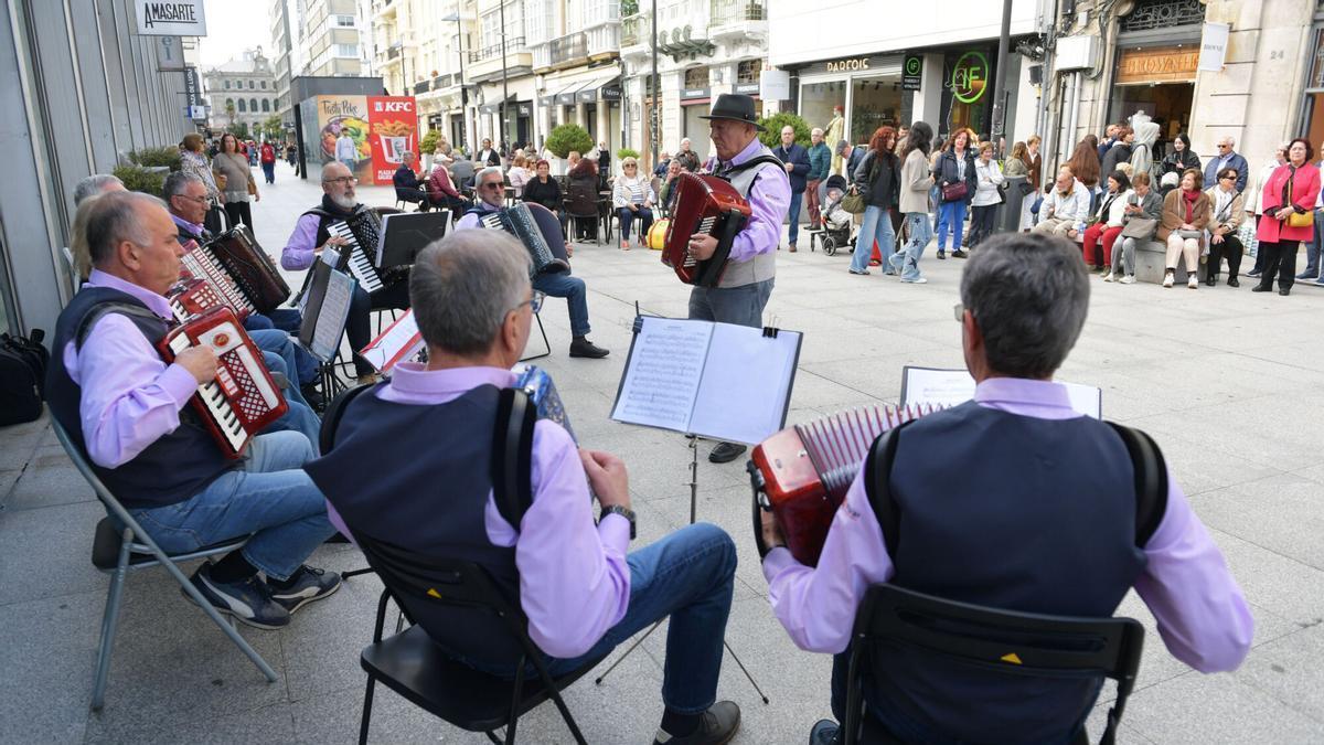 El acordeón sale a las calles de A Coruña en su día mundial