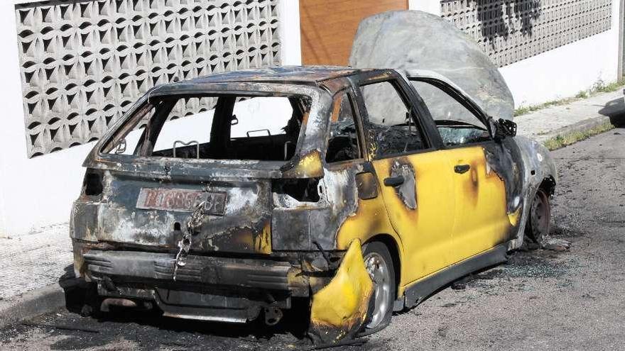 El coche estaba estacionado en la carretera que sube al lugar de A Torre y el incendio ocurrió poco antes de la medianoche del viernes.  // Santos Álvarez