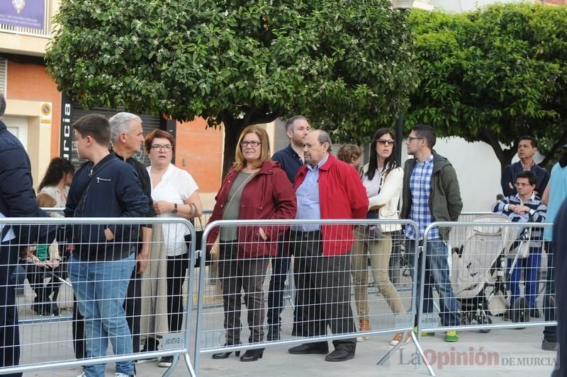 Reparto de monas en la Plaza de San Agustín de Murcia