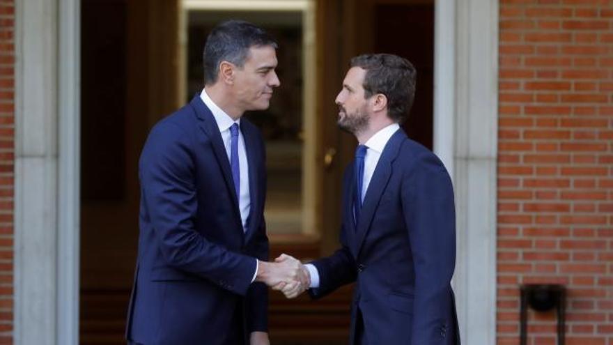 Sánchez recibe a Casado para analizar la situación en Cataluña