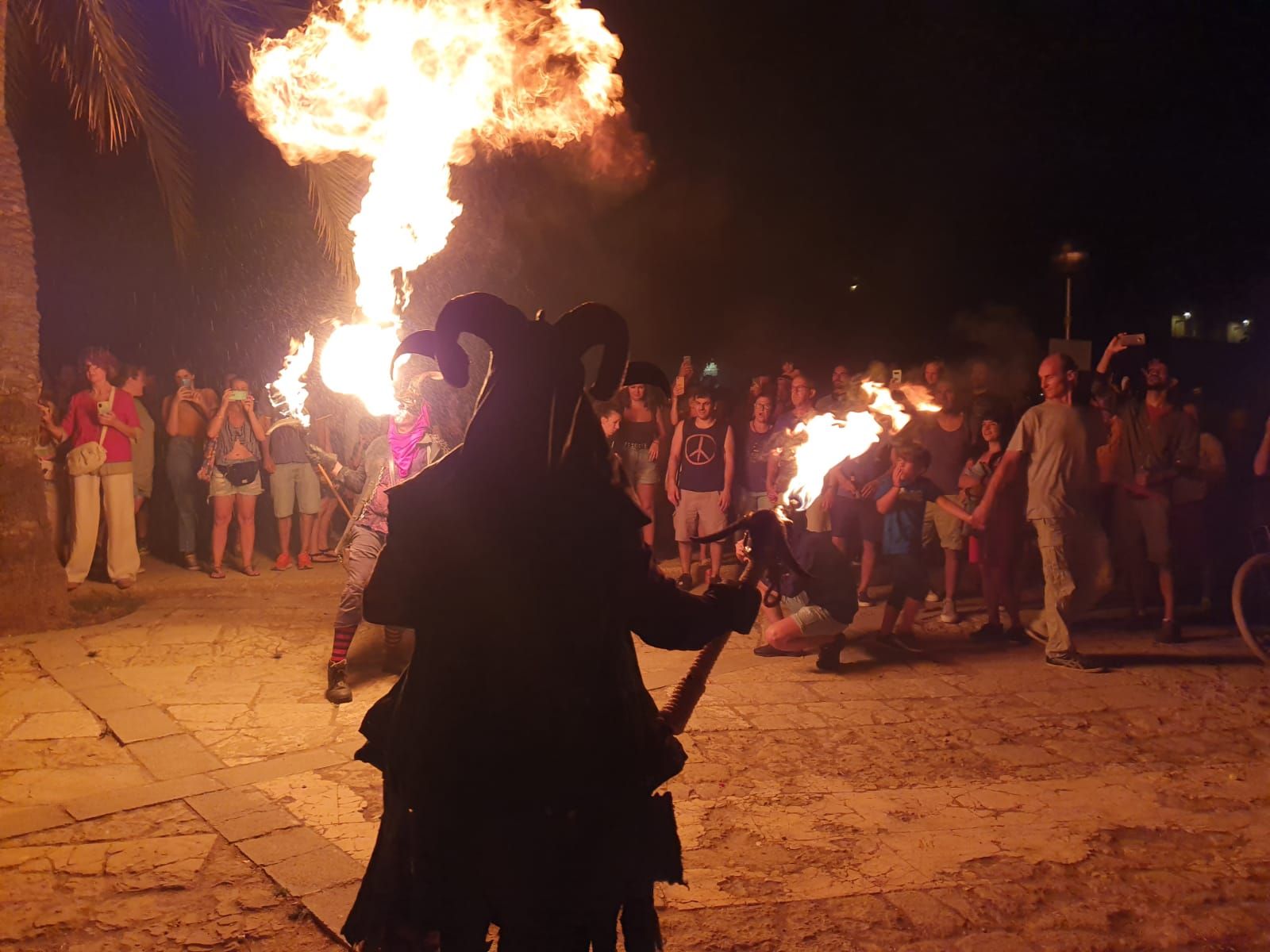 El infierno más reivindicativo echa chispas en el Parc de la Mar