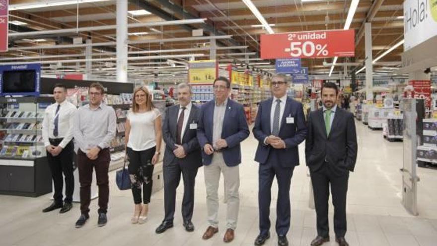 El alcalde de Petrer y varios concejales junto a los responsables de Carrefour Vinalopó.