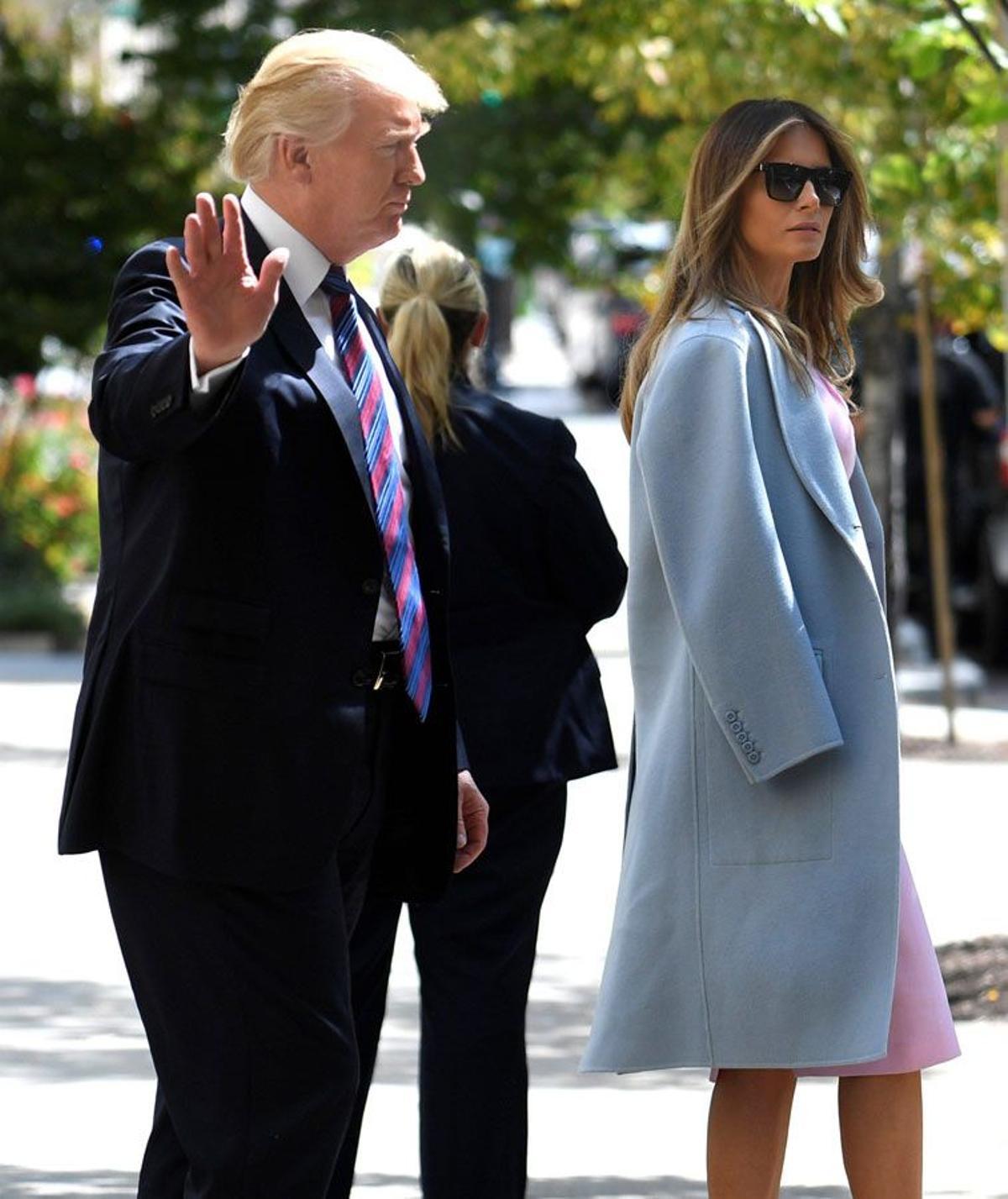 Melania Trump con vestido rosa y abrigo azul