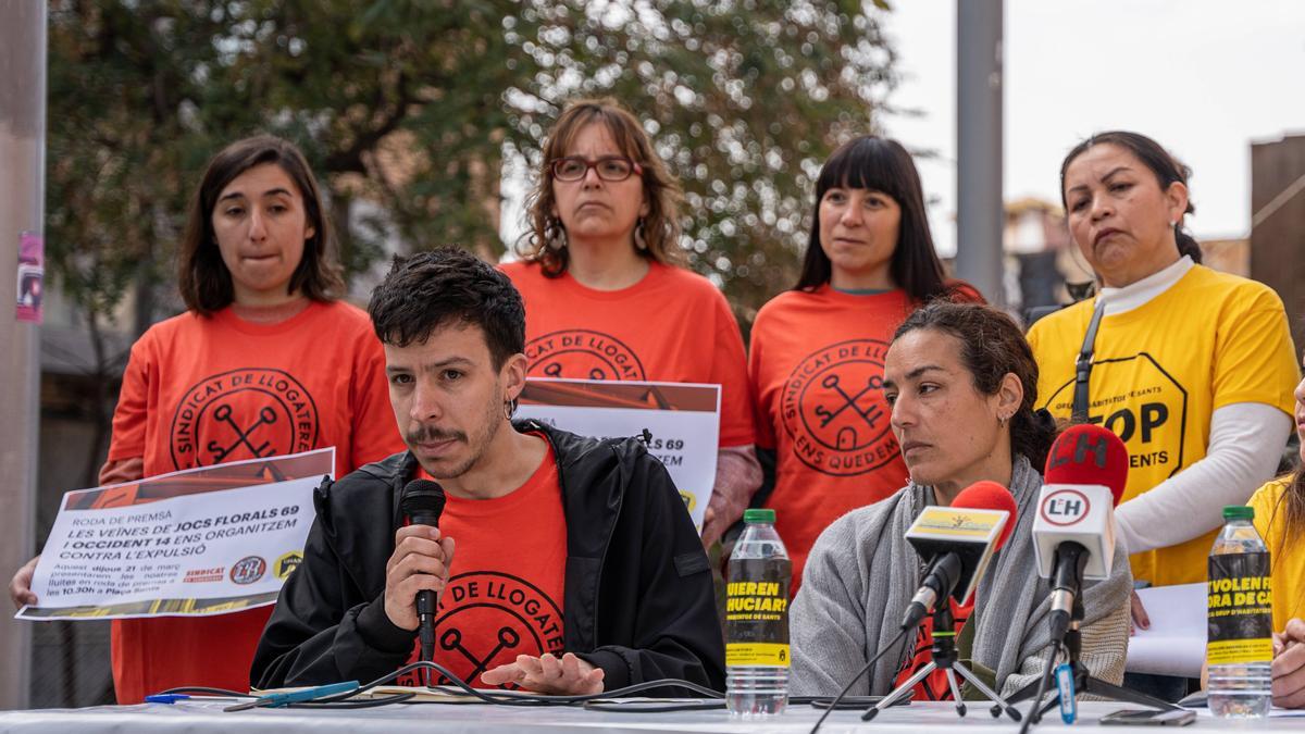 Integrantes del Sindicat de Llogateres y del Grup d'Habitatge de Sants denuncian la &quot;especulación&quot; en dos bloques de viviendas, uno en Barcelona y otro en L'Hospitalet.