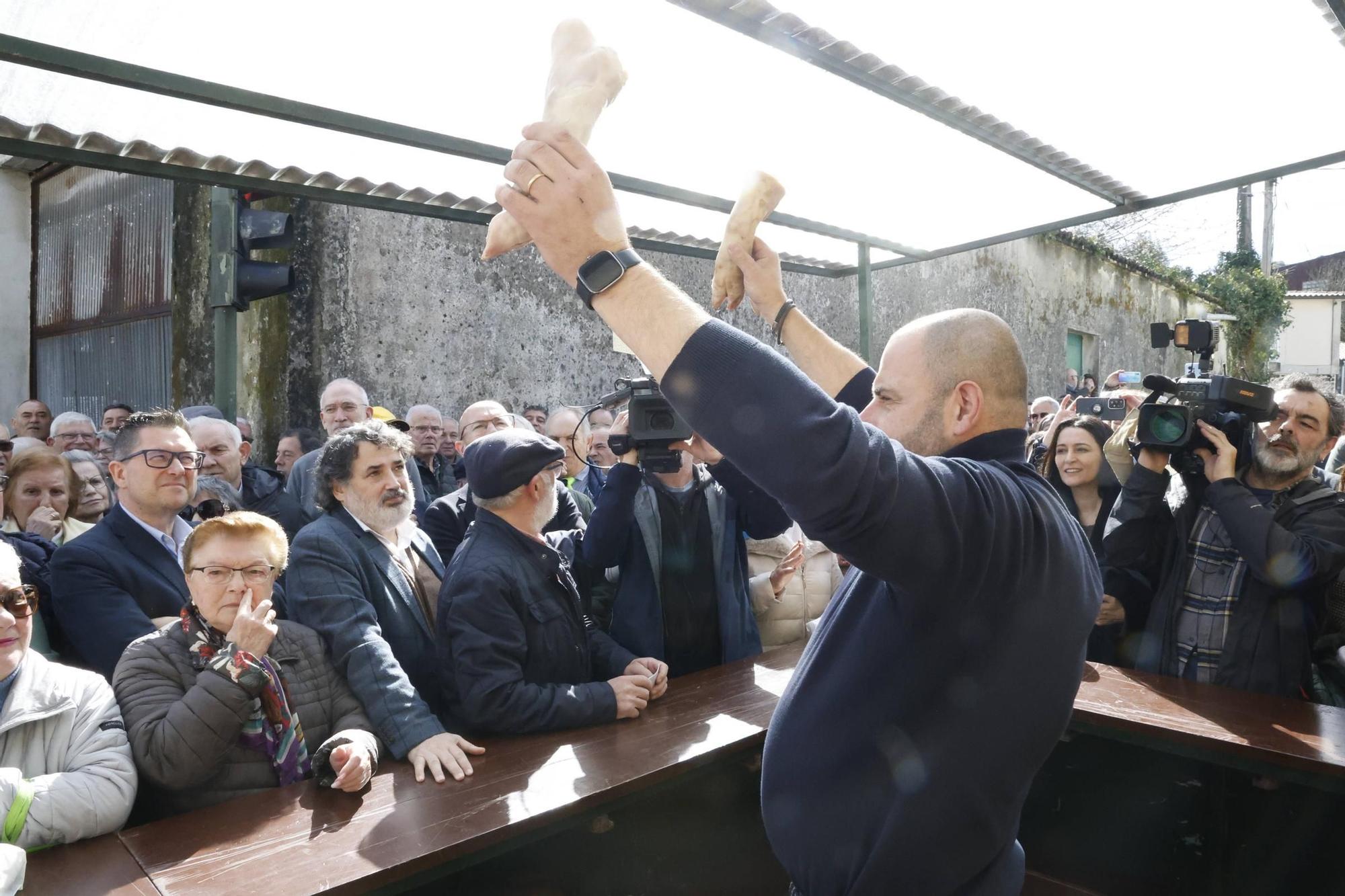 Broche de oro en San Lázaro con la subasta de las uñas
