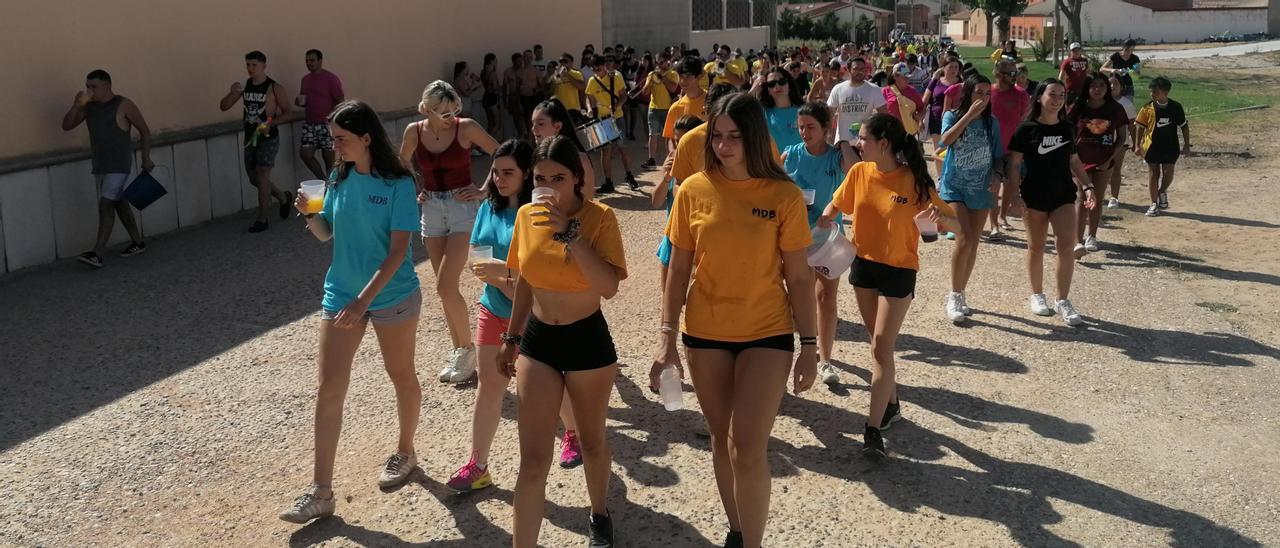 Peñistas disfrutan del desfile festivo celebrado en Morales de Toro