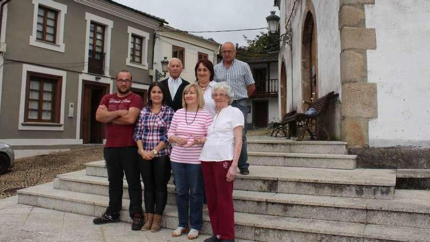 En primera fila, Esteban Monteserín, Rocío Pereiro, Lourdes Fernández y Maruja García; detrás, el párroco Miguel Flórez, Pilar Baldonedo y Manuel Monteserín, junto a la iglesia de Piantón.