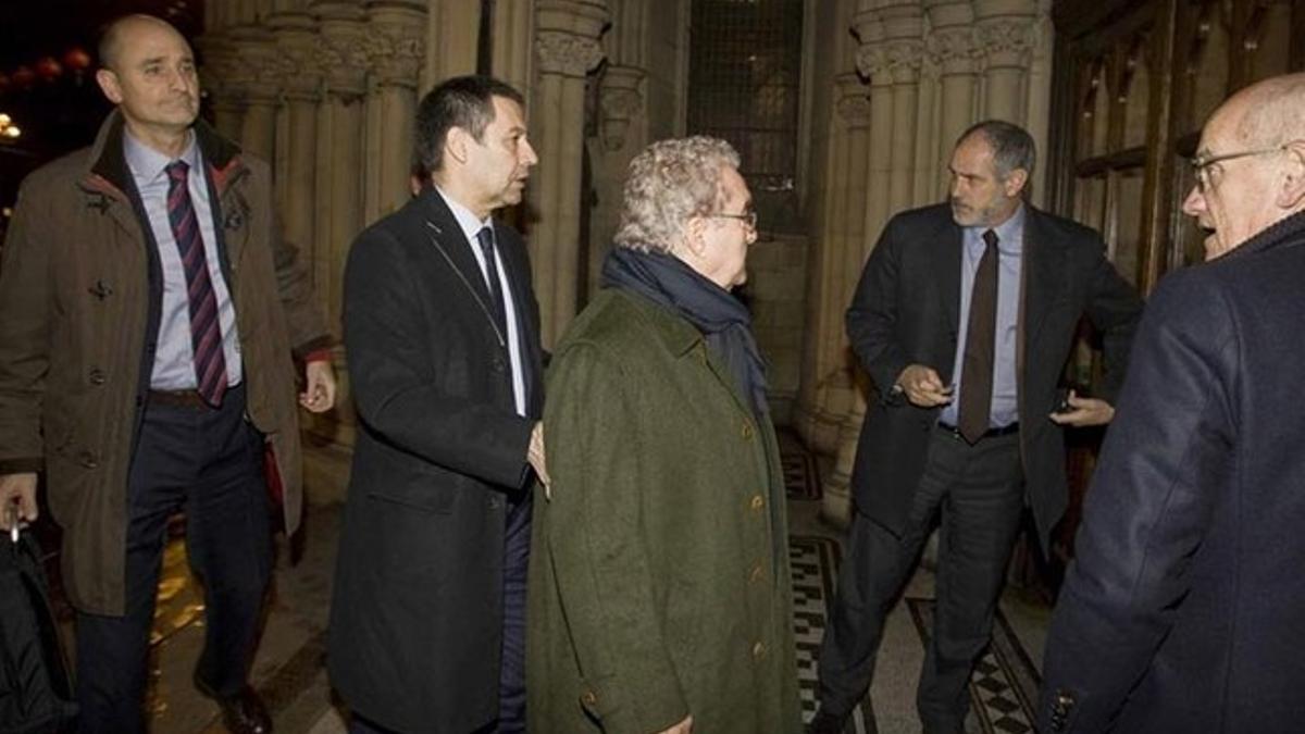 Los directivos barcelonistas, entrando en el ayuntamiento de Manchester