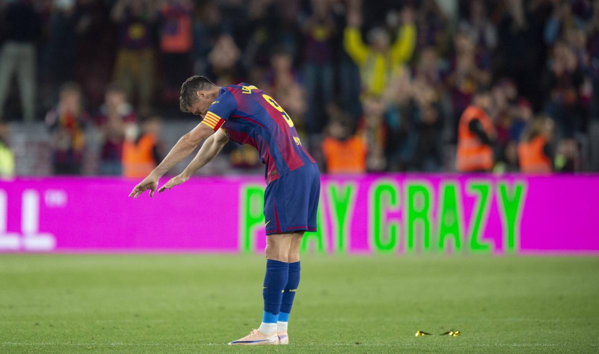 Lewandowski se despide emocionado del público del Camp Nou al finalizar el partido de liga entre el FC Barcelona y el Betis en el último partido de la temporada en el Camp Nou