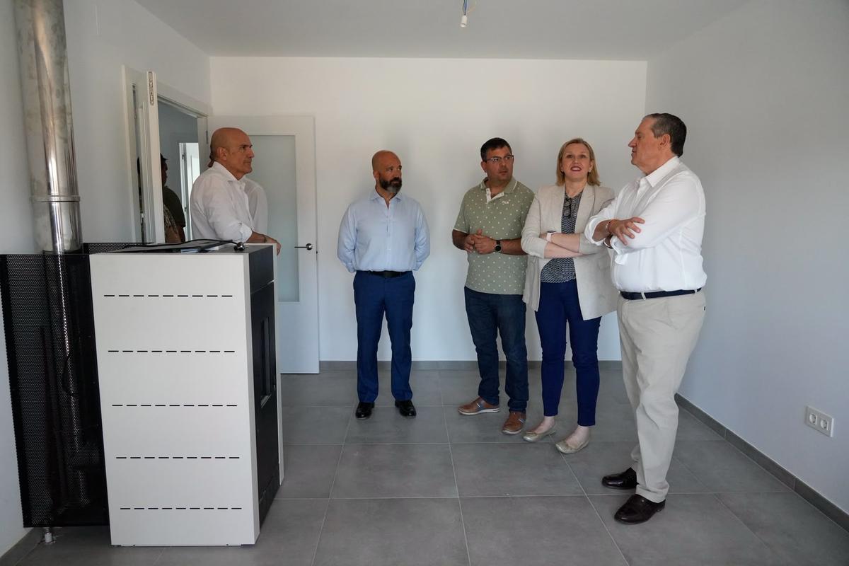 Autoridades visitan una vivienda rehabilitada en Muelas del Pan.