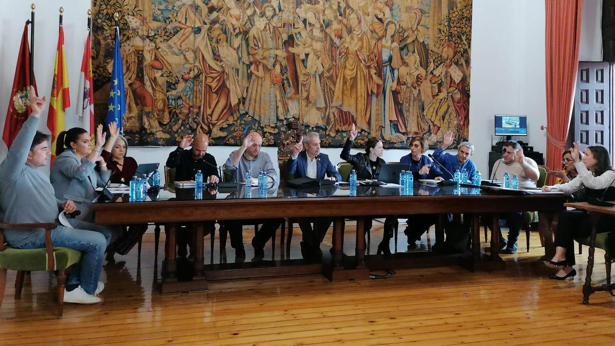 La Corporación Municipal vota uno de los puntos del orden del día del pleno.
