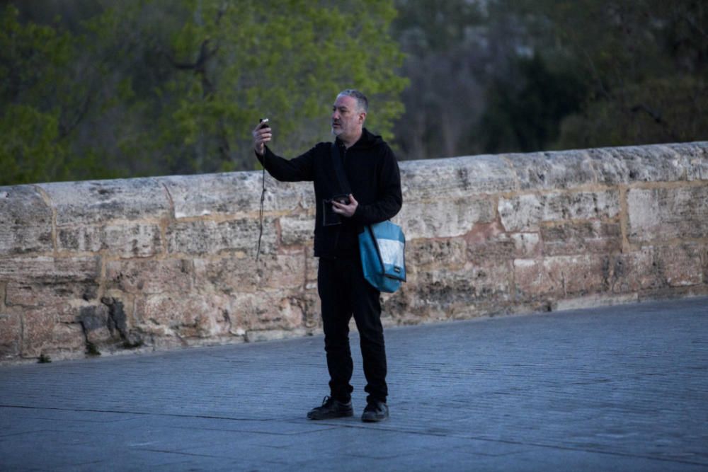 Spencer Tunick desnuda a 2.000 personas en València frente a las Torres de Serranos